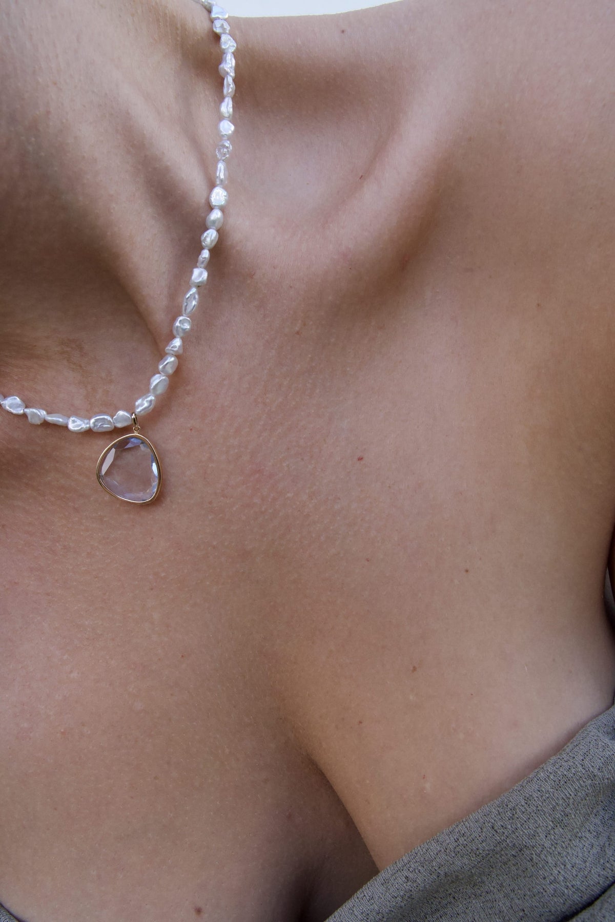 Collier perles de Keshi et topaze bleu